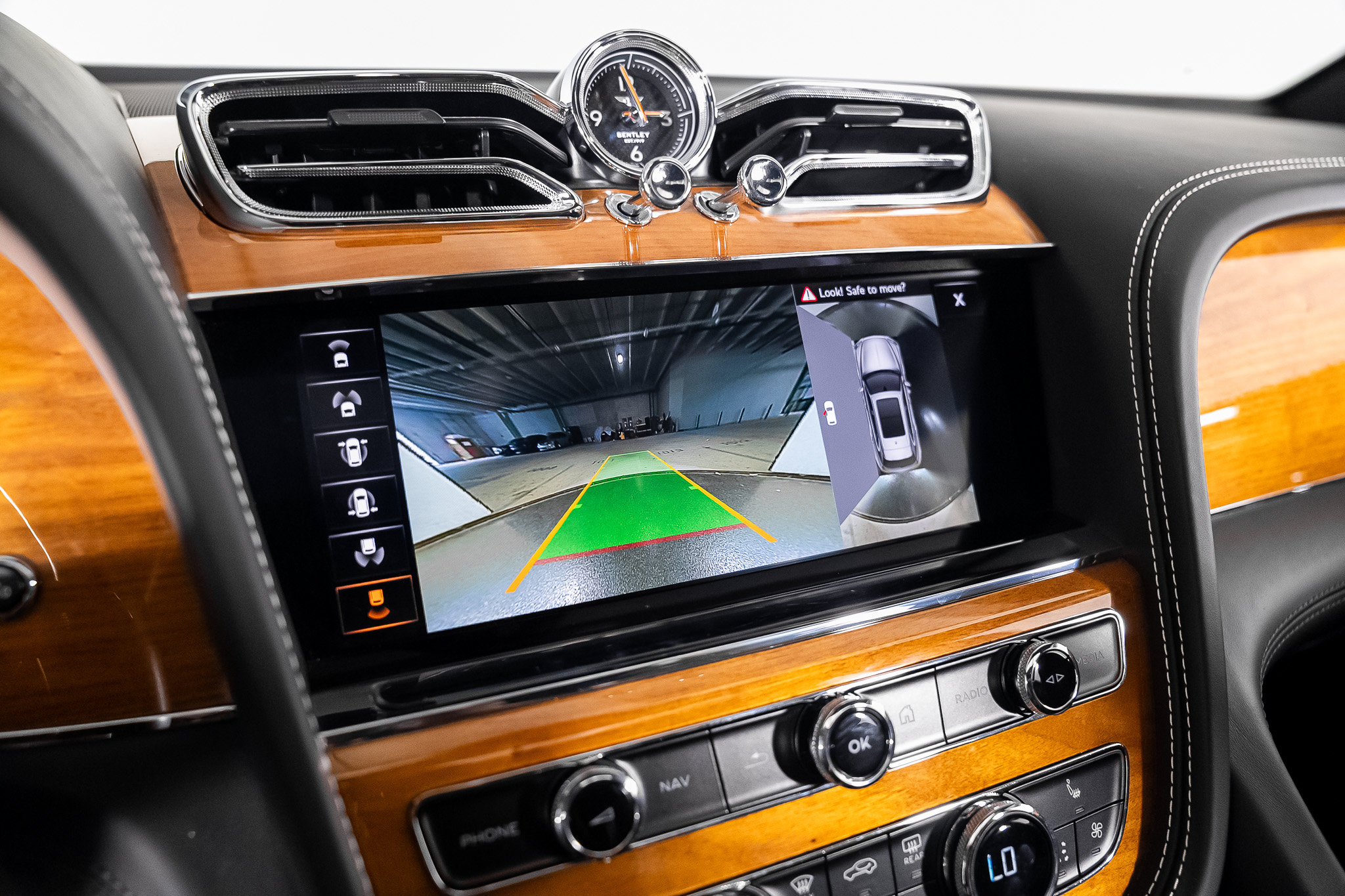 Used 2022 Bentley Bentayga AWD/4WD image 48
