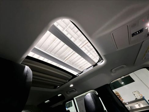 Used 2022 Land Rover Defender 110 SE image 22