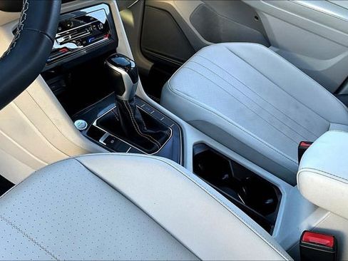 Used 2022 Volkswagen Tiguan SE image 14