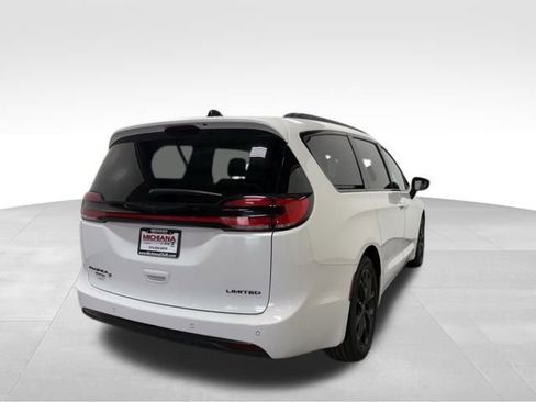 Certified 2025 Chrysler Pacifica Limited image 8