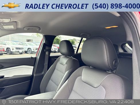 Certified 2025 Chevrolet Trax LT w/ LT Convenience Package FWD image 3