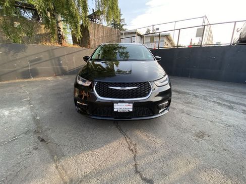 Used 2023 Chrysler Pacifica Touring-L FWD image 9