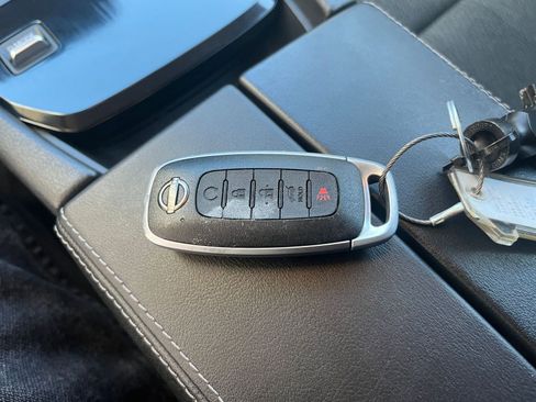 Used 2025 Nissan Rogue SV image 21