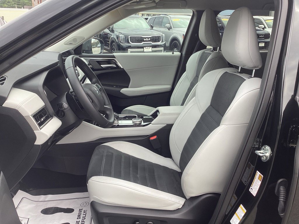 Used 2025 Mitsubishi Outlander AWD image 14