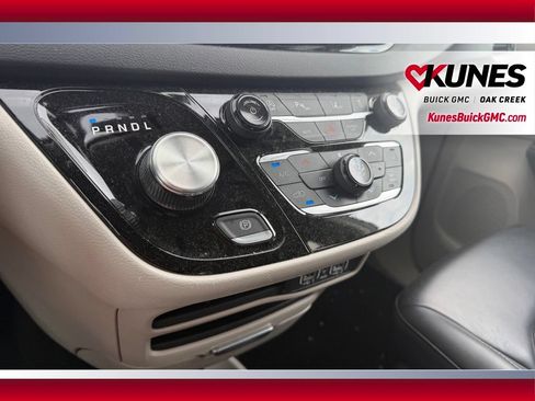 Used 2023 Chrysler Pacifica Touring-L FWD image 24