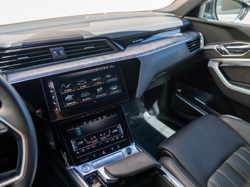 Used 2019 Audi e-tron Prestige w/ Prestige Package AWD/4WD image 14