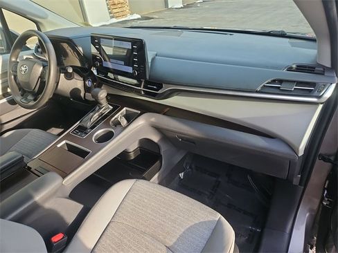 Used 2022 Toyota Sienna LE image 27