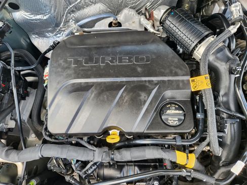 Used 2025 Chevrolet Trax LT FWD image 32