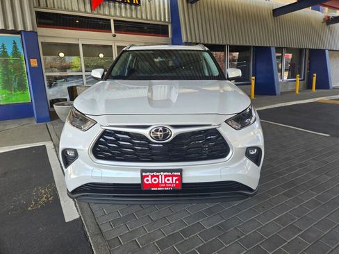 Used 2023 Toyota Highlander XLE image 2