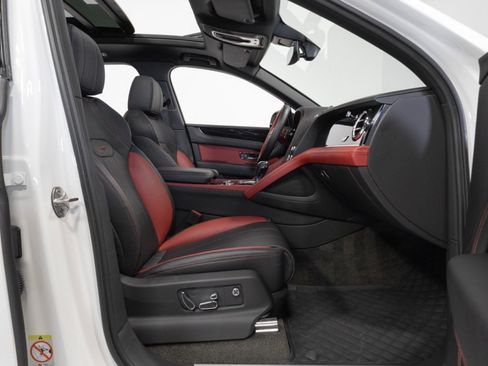 Used 2022 Bentley Bentayga AWD/4WD image 52