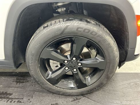 Used 2021 Jeep Grand Cherokee L Laredo image 8