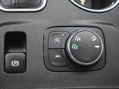 Used 2023 Chevrolet Traverse Premier image 35