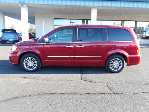 Used 2013 Chrysler Town & Country Touring-L w/ Entertainment Group #2 image 2