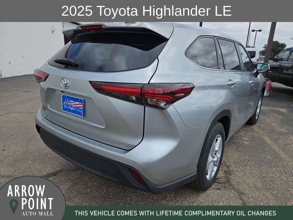 Used 2025 Toyota Highlander LE FWD image 11
