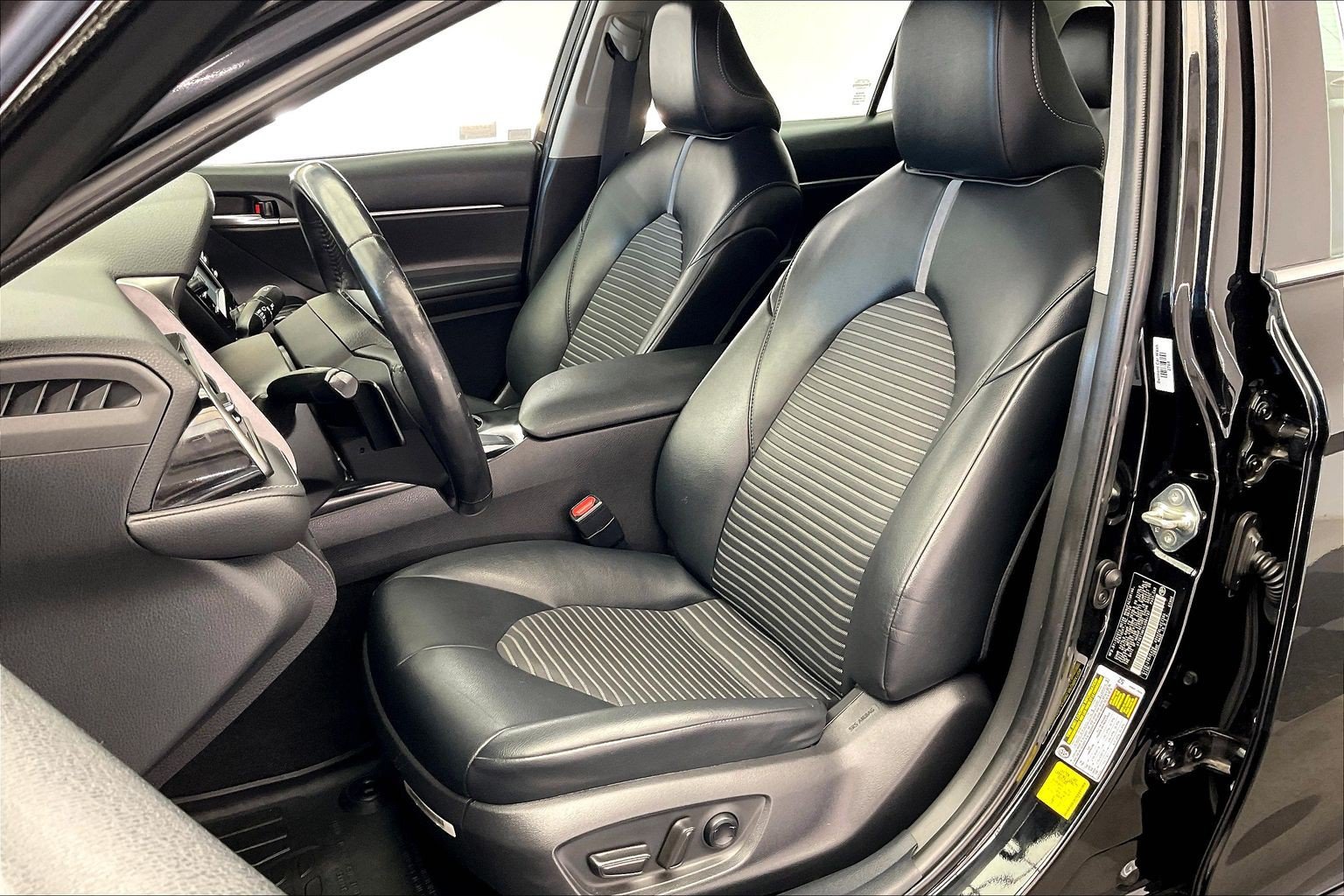Used 2020 Toyota Camry SE FWD image 17