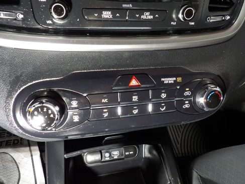Used 2017 Kia Sorento LX Sport Utility 4D image 17