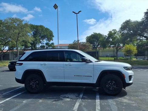 Used 2024 Jeep Grand Cherokee Altitude AWD/4WD image 3