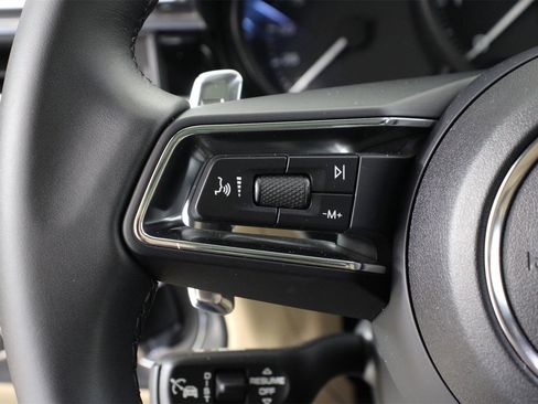 Certified 2025 Porsche Macan image 14