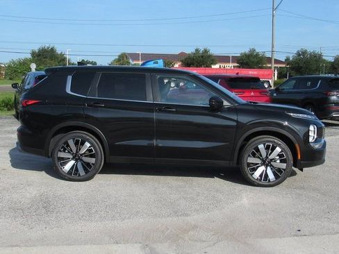 New 2025 Mitsubishi Outlander SE FWD image 2
