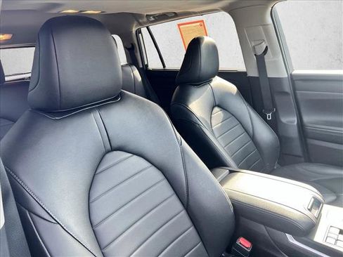Certified 2024 Toyota Highlander XLE image 24
