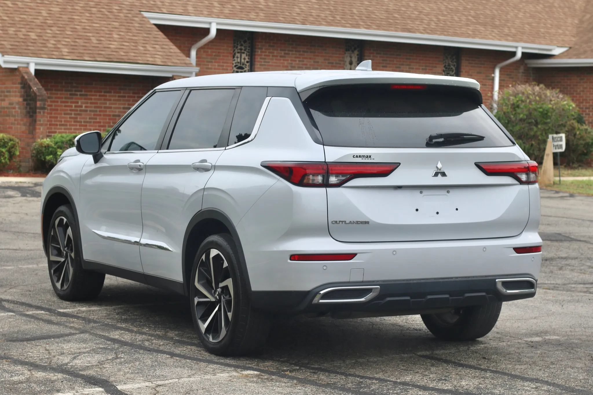 Used 2022 Mitsubishi Outlander ES FWD image 3