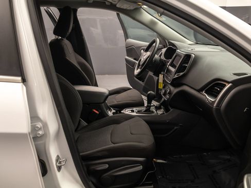 Used 2019 Jeep Cherokee Latitude w/ Cold Weather Group AWD/4WD image 38