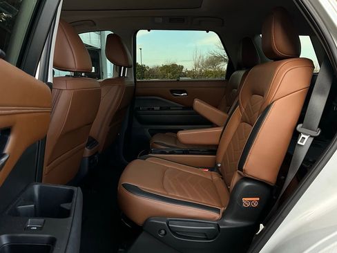 Used 2023 Nissan Pathfinder Platinum image 12