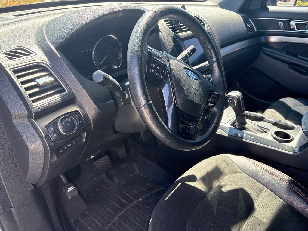 Used 2018 Ford Explorer XLT w/ Equipment Group 202A FWD image 4