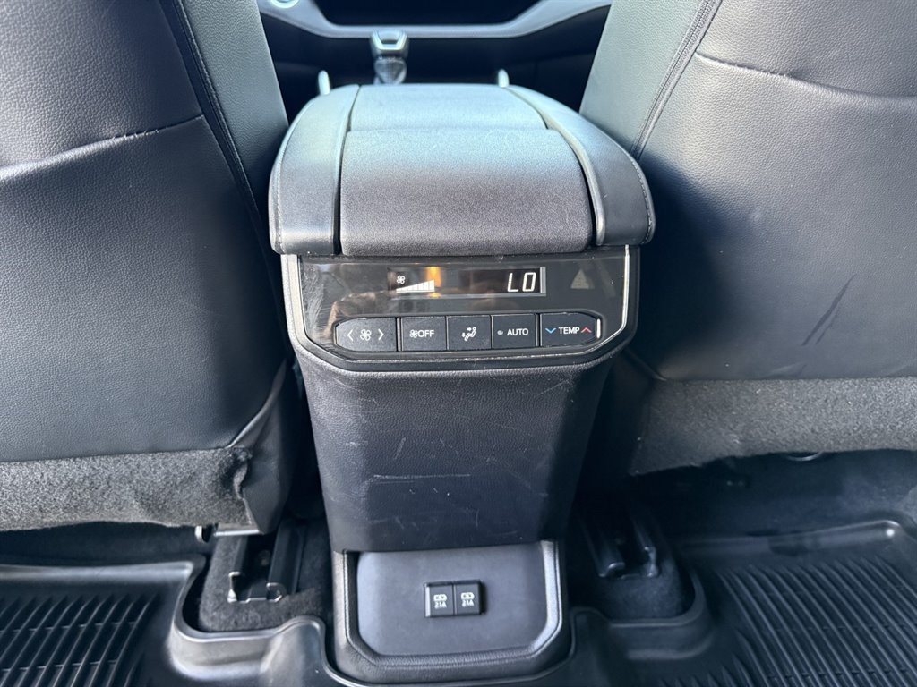 Used 2020 Toyota Highlander XLE FWD image 18