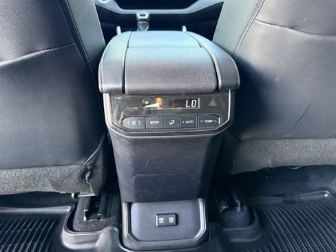 Used 2020 Toyota Highlander XLE FWD image 18