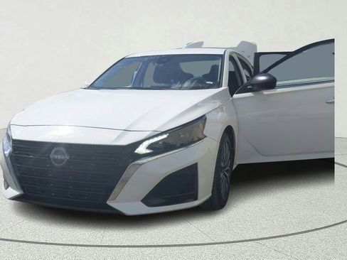 Used 2025 Nissan Altima 2.5 SV image 10