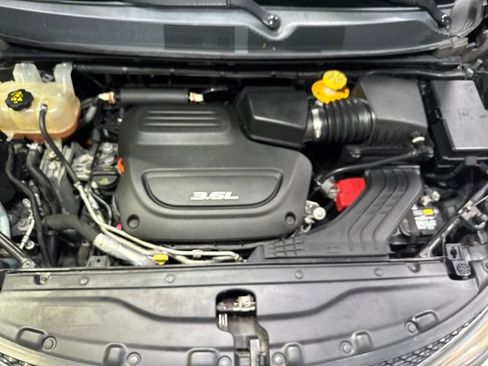 Used 2017 Chrysler Pacifica Touring-L FWD image 9