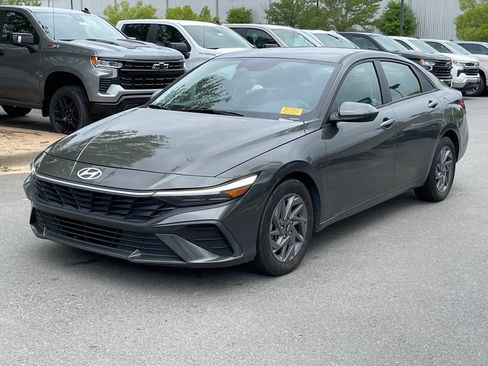 Used 2024 Hyundai Elantra SEL FWD image 3