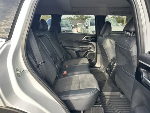 Used 2023 Mitsubishi Outlander SE image 17