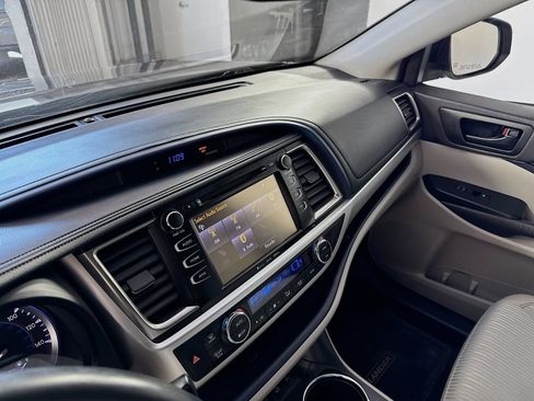 Used 2016 Toyota Highlander Plus AWD/4WD image 6