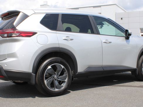 Used 2024 Nissan Rogue SV w/ SV Premium Package AWD/4WD image 7
