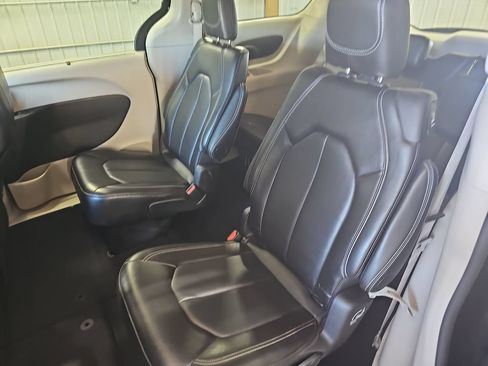 Used 2024 Chrysler Pacifica Touring-L FWD image 13