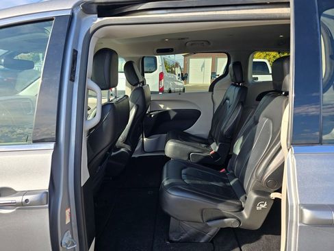 Used 2019 Chrysler Pacifica Touring-L FWD image 16