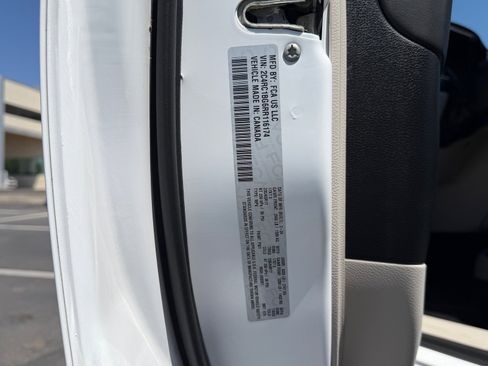 Used 2024 Chrysler Pacifica Touring-L FWD image 31