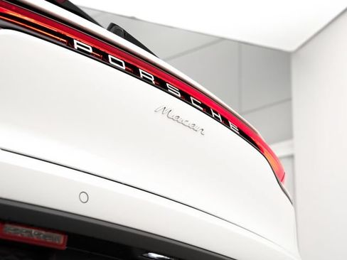 Certified 2026 Porsche Macan AWD/4WD image 31