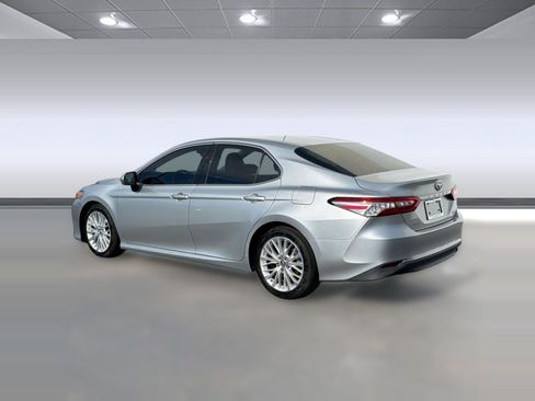 Used 2018 Toyota Camry XLE FWD image 3