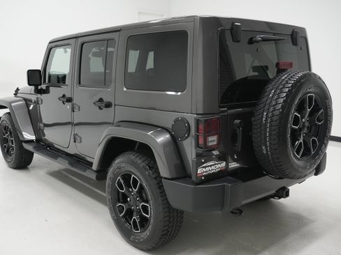 Used 2017 Jeep Wrangler Unlimited Sahara AWD/4WD image 6