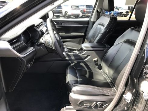 Used 2023 Jeep Grand Cherokee Limited AWD/4WD image 15