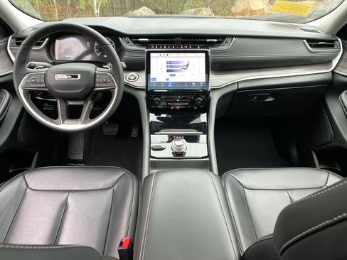 Used 2024 Jeep Grand Cherokee Limited w/ Black Appearance Package image 13