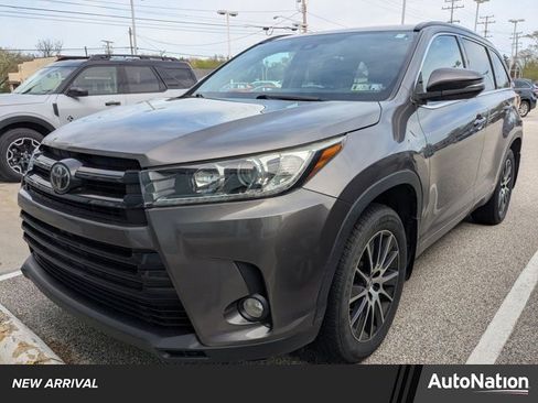 Used 2017 Toyota Highlander SE w/ Carpet Mat Package image 1