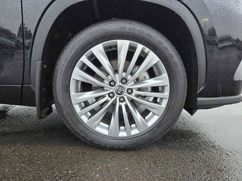 Certified 2025 Toyota Highlander Platinum image 9