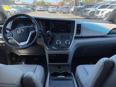Used 2017 Toyota Sienna XLE w/ XLE Navigation Package FWD image 16