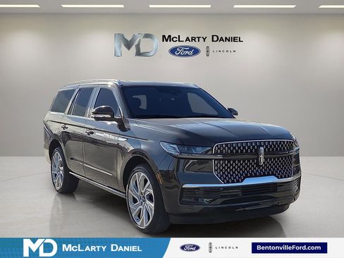 Used 2025 Lincoln Navigator Reserve image 1