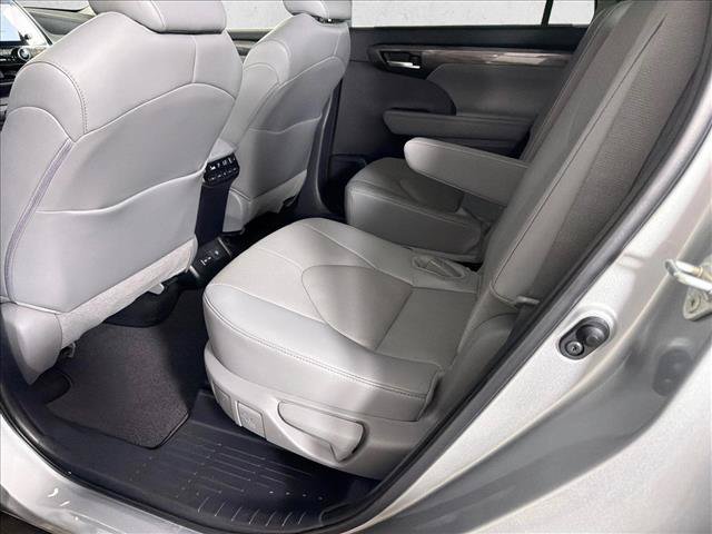 Used 2024 Toyota Highlander Platinum FWD image 22