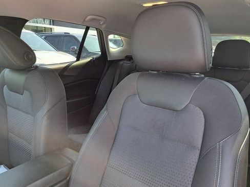 Used 2025 Chevrolet Trax LT w/ LT Convenience Package FWD image 21